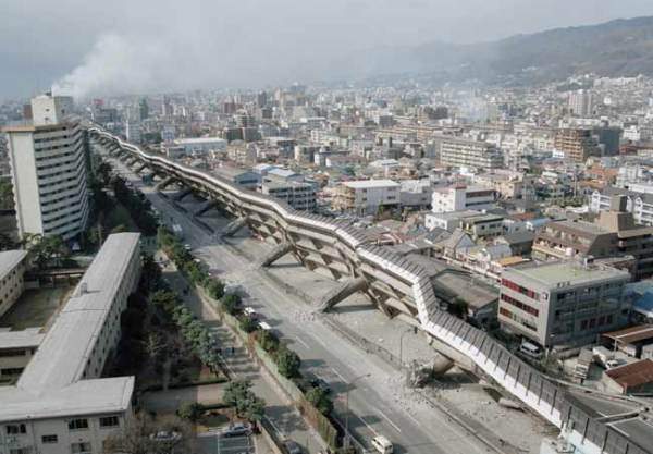 阪神淡路大震災によって倒壊した高速道路
